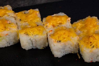 Japonca rulo ile pirinç pişmiş