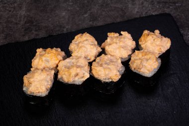 Japon baharatlı suşi ve rulolar