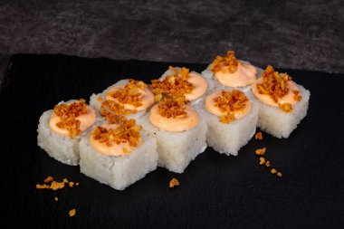 Japon baharatlı suşi ve rulolar