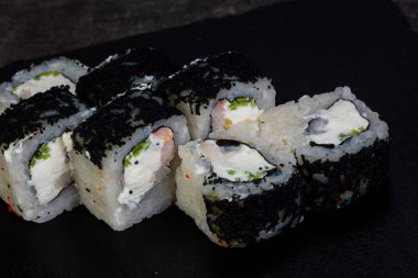 Karides ile Japon geleneksel rulo