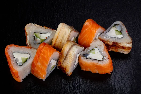 Yılan balığı ile Japon geleneksel rulo