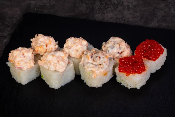 Japon baharatlı suşi ve rulolar