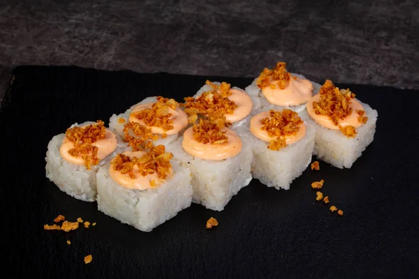 Japon baharatlı suşi ve rulolar