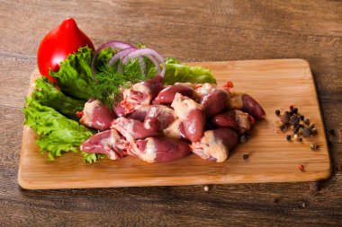 Yemek pişirmek için çiğ tavuk Kalpler