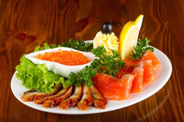 Plaka - balık alabalık filetosu, kırmızı havyar ve limon hizmet yılan balığı