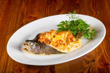 Peynir ile doldurulmuş alabalık