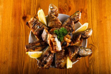 Maydanoz ve limon ile Izgara Alabalık