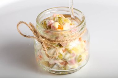 Rus salatası bardakta servis edebilirsiniz