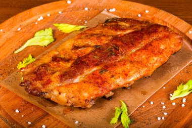 otlar ile kavrulmuş Domuz kaburga