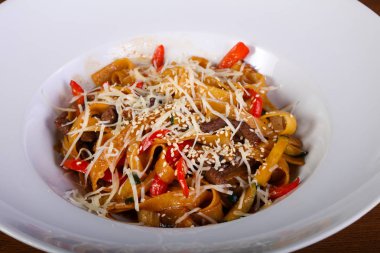 Sığır eti ve parmesan peynirli makarna