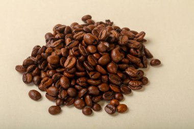 Beyaz arka plan üzerinde lezzetli kahve çekirdekleri
