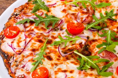 Jambonlu, peynirli ve domatesli pizza.