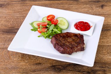 Sığır eti biftek sosu ve salata sosu ile