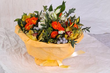 Çeşitli çiçek ile romantik buket