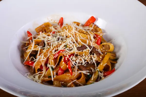 Sığır eti ve parmesan peynirli makarna