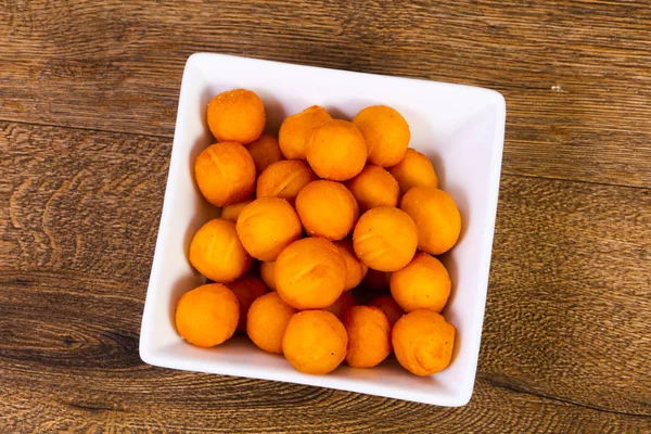 Sıcak patates topları ahşap arka plan üzerinde