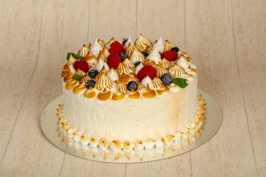 Düğün pastası çilek ve krema ile