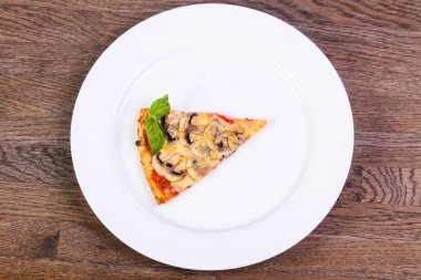 Jambon ve mantar pizza fesleğen hizmet