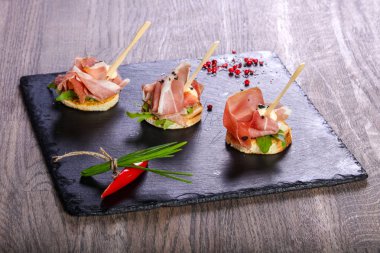 Bruschetta hamon ve sos ile