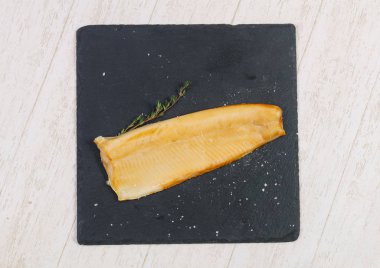 Baharat ile tuzlu beyaz balık füme