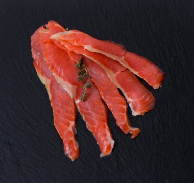 Tuz ve baharatlar ile ham alabalık filetosu