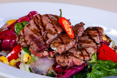 Sebze ve soslu ızgara domuz eti.