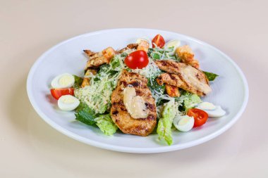 Kızarmış tavuklu Sezar salatası.