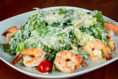 Sezar salata karides ve parmesan ile