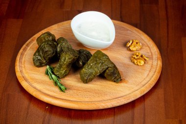 Krema sosu ile geleneksel beyaz Dolma