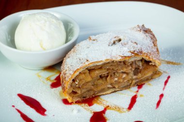 Apple strudel dondurma ve syrope ile