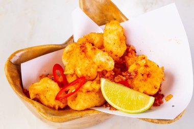 Gevrek kalamar biber ve limon ile