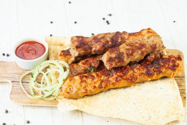 Şiş kebeb mix tabak sos ve soğan ile