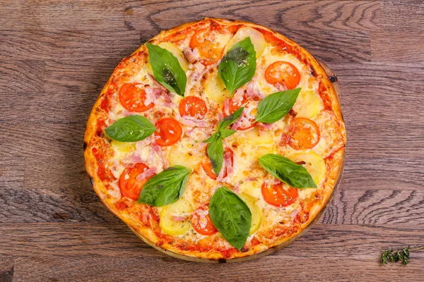 Fesleğen Pizza jambon ve patates ile hizmet