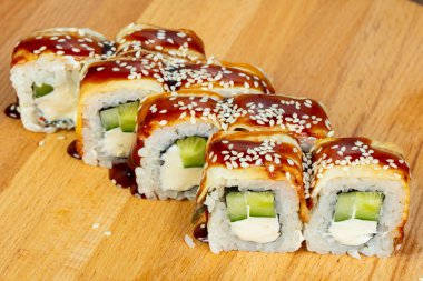 Yılan balığı rulo peynir ve sos ile