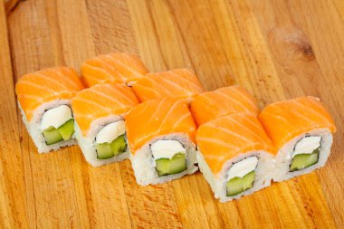 Somon ve yumuşak peynir rulo