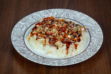 Teriyaki tavuk pilav ve sesam tohumları ile