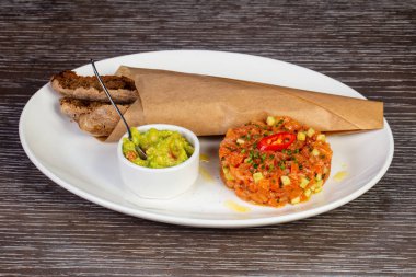 Ekmek ile lezzetli Somon tartar