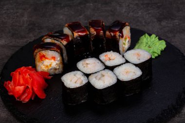 Japon Suşi ile çeşitli madde ayarla