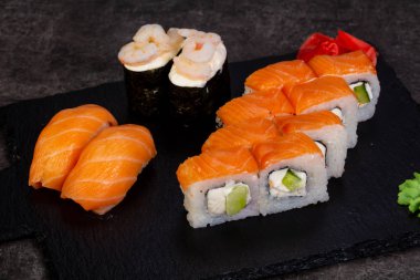 Japon Suşi ile çeşitli madde ayarla