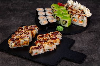 Japon Suşi ile çeşitli madde ayarla