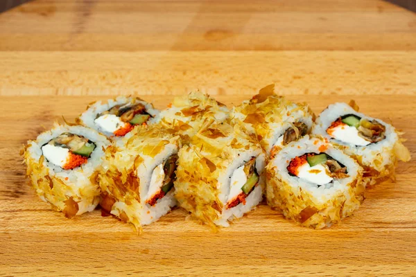 Yılan balığı ve ton balığı çip ile rulo