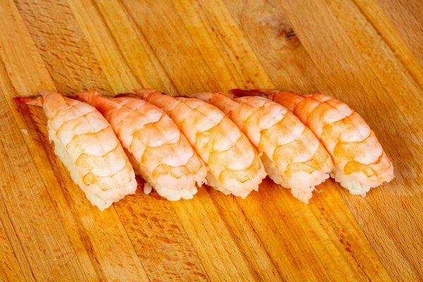 木质背景虾寿司 — 图库照片
