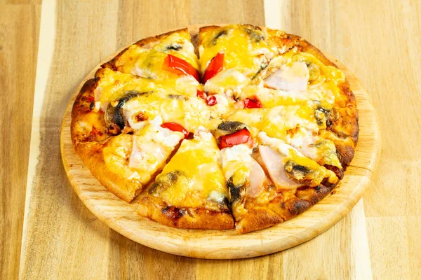 Pizza Pieczarkami Szynką Nad Drewniane — Zdjęcie stockowe