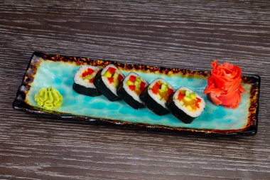 İştah açıcı yasai rulo wasabi ile görev yaptı.