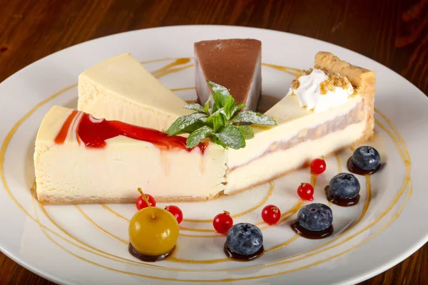 Käsekuchensortiment Mit Blaubeeren Und Minze — Stockfoto