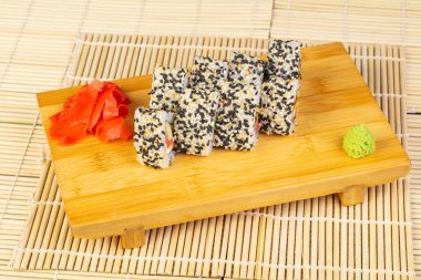 Lezzetli California ile somon füme ruloları