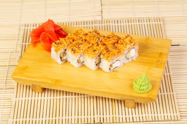 Lezzetli baharatlı yılan balığı suşi roll