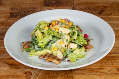 Kızarmış ördek lezzetli sebze salatası