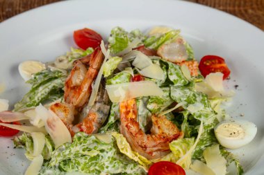 Karides lezzetli Sezar salatası