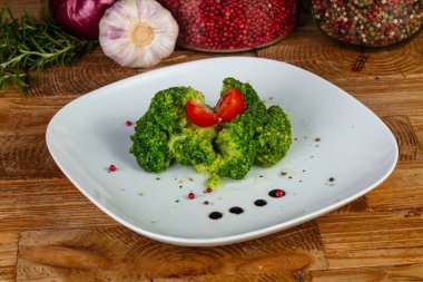 Lezzetli brokoli sarımsak sosu ve chery-domates ile